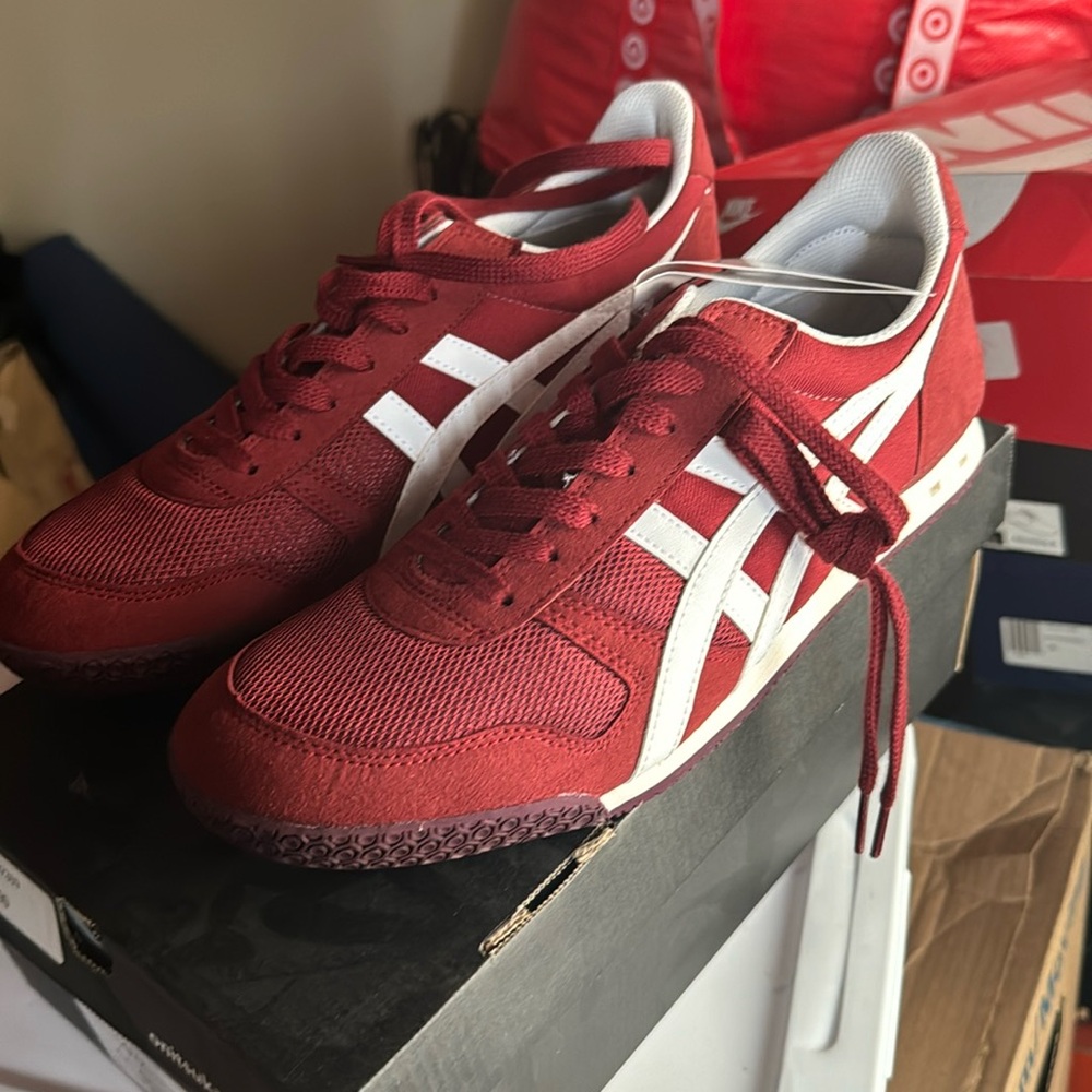 Never worn pair of onitsukatiger